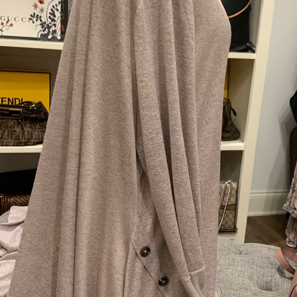 - Top That can be layered have buttons down sides - Picture 8 of 14